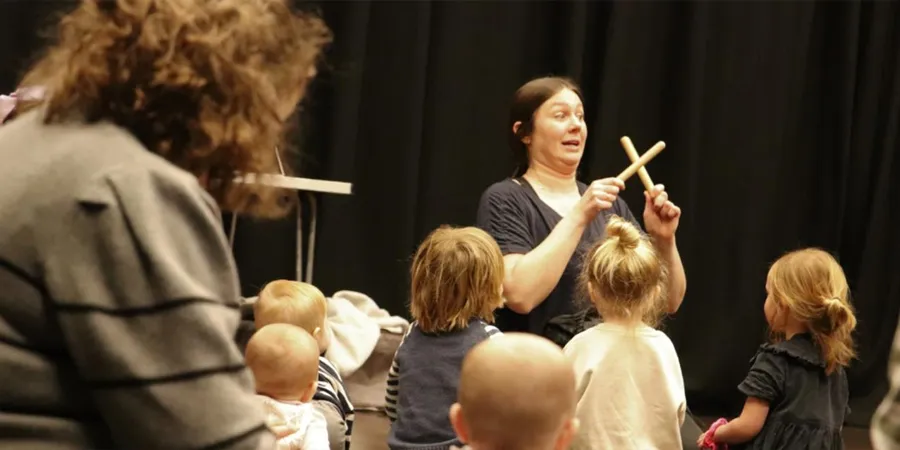 Toddlers listenting to storyteller