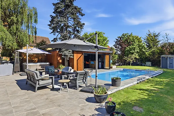 BROUGHTON ROAD garden and swimming pool