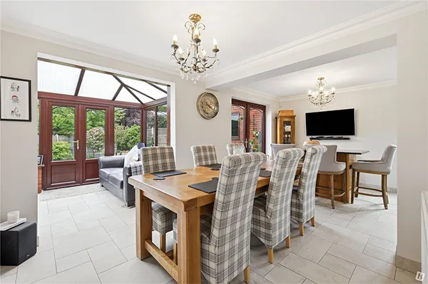 49 Gladden Fields dining room