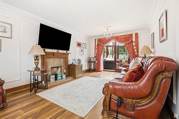 49 Gladden Fields living room